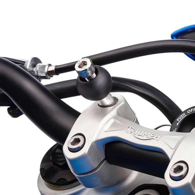 Fijación ULTIMATE ADDONS con tornillos M6 y bola de 1" para moto