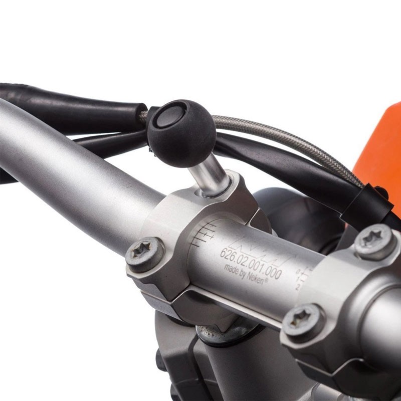 Fijación ULTIMATE ADDONS con tornillos M6 y bola de 1" para moto