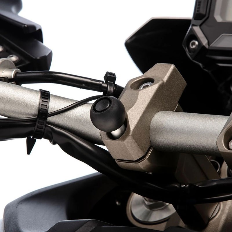 Fijación ULTIMATE ADDONS con tornillos M6 y bola de 1" para moto