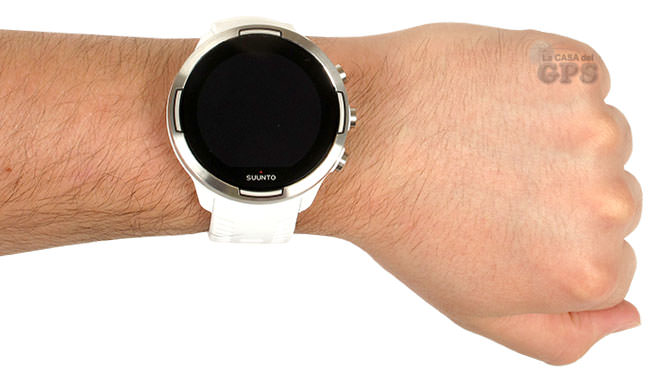 SUUNTO 9 puesto en la muñeca